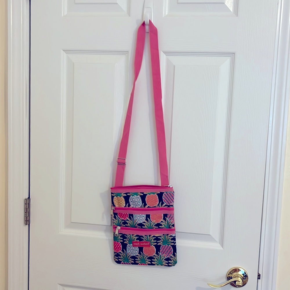 Simply Southern pineapple pattern 3 zip crossbody adjustable purse bag. OS. NWOT